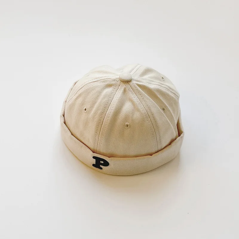 Stylish brimless beanie for kids, blending comfort and trendy Korean design for versatile everyday wear.