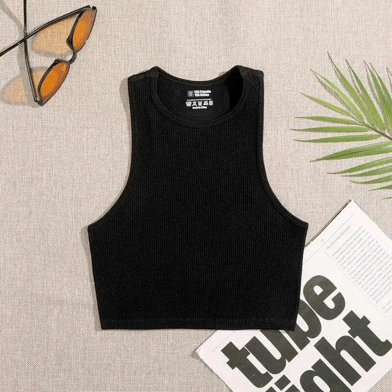 Stylish seamless crop top for active women, perfect for workouts or casual outings in black and white.