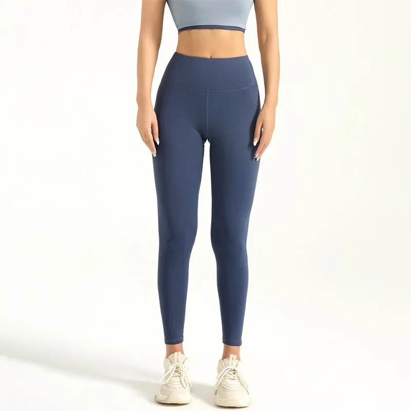 High waist, ankle-length leggings offer a comfy, flexible fit for workouts and casual outings.