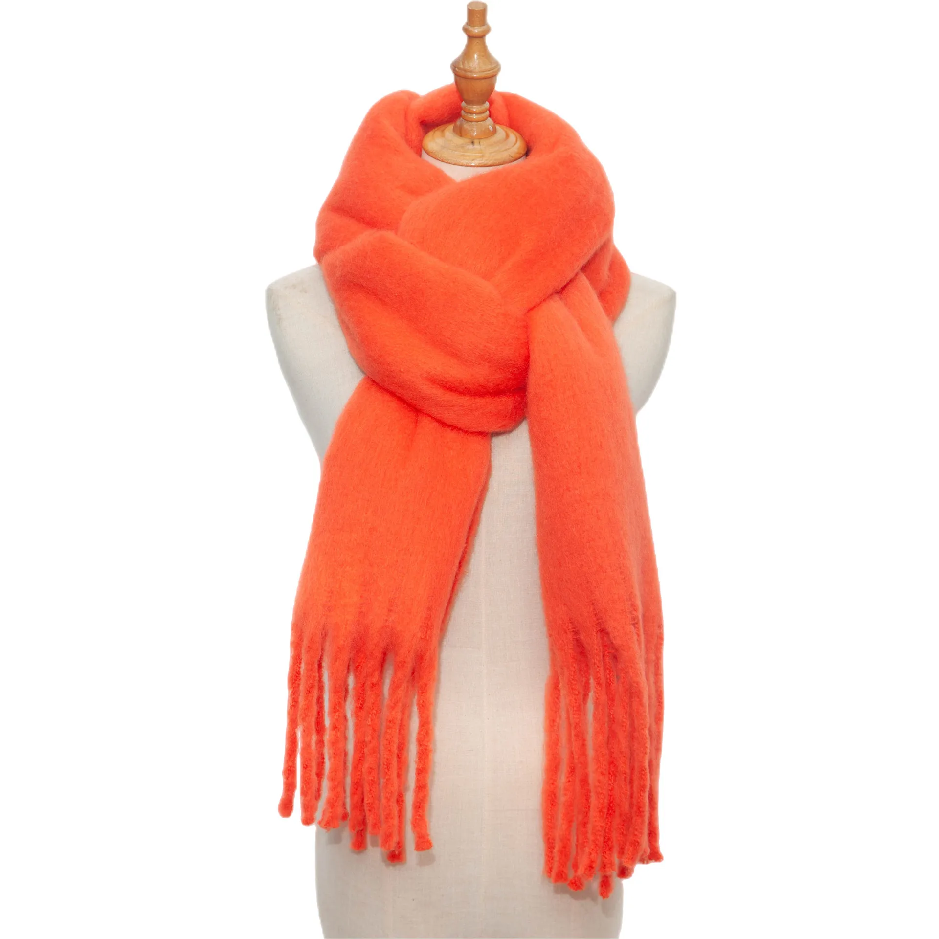 Luxurious, soft polyester scarf; 175 cm for warmth, style, and versatility. Ideal for winter chic looks.